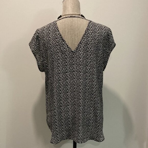 DR2 Black V-Neck Sleeveless Top Lightweight Large​​​​​​​ - Picture 7 of 12